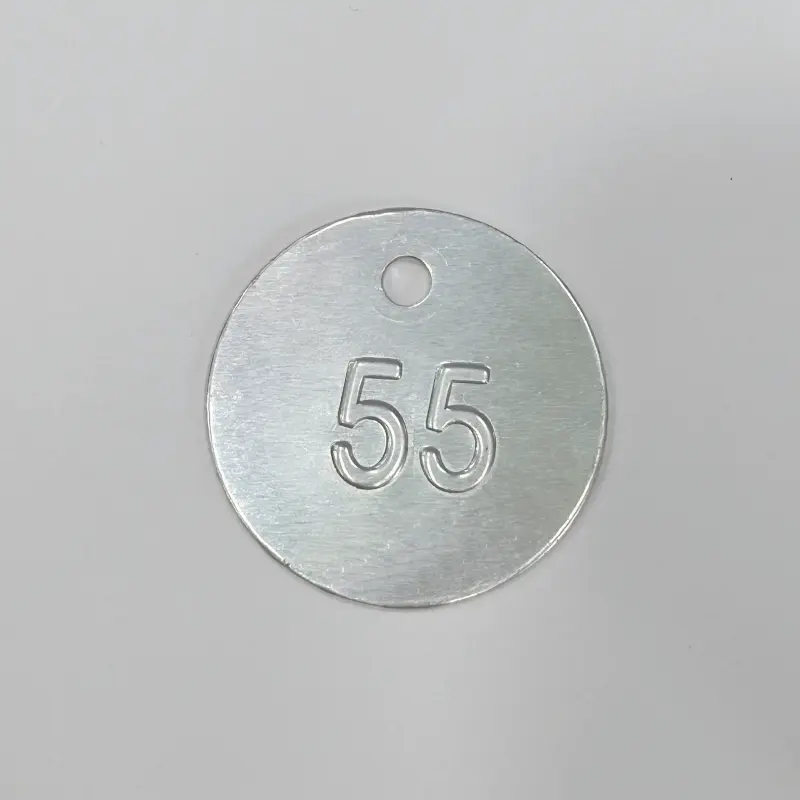 Numéro en métal personnalisé en aluminium gaufré Numéro de série changé Étiquette en métal avec trou pour animaux de compagnie, plantes, portes