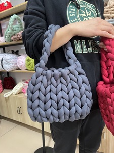 Túi xách nữ nhẹ nhàng mềm mại sang trọng, móc len sợi dày dệt tay thủ công - Product Image 4