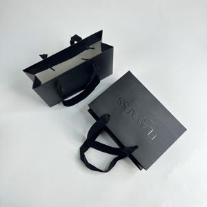 Sacs en papier noir personnalisés avec impression UV - Sacs shopping noirs mats de luxe avec poignées en tissu, sacs en papier de marque - Product Image 5