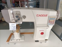 Machine à coudre informatisée à aiguille simple et alimentation par rouleaux pour la confection de chaussures en cuir