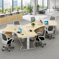 Poste de travail modulaire à 120 degrés avec pieds en acier courbés, table de centre d'appels en cluster avec écrans d'intimité, personnalisable