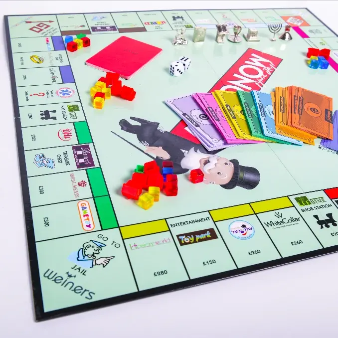 Personnalisez le jeu de société populaire Monopoli avec la fabrication de maison en plastique et de pièces de jeu en métal
