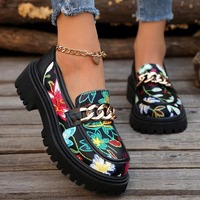 Mocassins de niche rétro haut de gamme avec empeigne inspirée du style rétro, ornés d'une épaisse chaîne en métal doré et d'une semelle plateforme dentelée