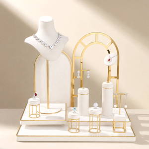 Présentoir à bijoux Zebopak en suède blanc crème avec arche métallique dorée pour colliers, boucles d'oreilles et bagues – Idéal pour vitrine de boutique et fournisseurs - Product Image 1