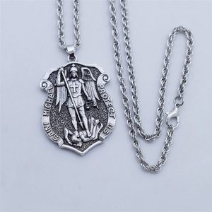 Collar con Colgante de San Miguel Arcángel, Joyería Cristiana de Moda para Hombre - Product Image 5