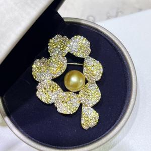 Perla de Agua de Mar Nanyang Gold Pearl de 11-12 mm, Broche de Alta Gama con Diseño de Flor Explosiva, Patrón de Perla de Agua de Mar - Product Image 1