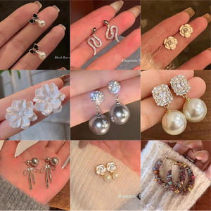 Aiguille haut de gamme perle boucles d'oreilles pour femmes rétro foule conception boucles d'oreilles populaire polyvalent élégant boucles d'oreilles en gros 925 argent GRS - Product Image 3