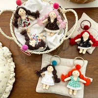 Porte-clés poupée fille en tissu tressé à queue de cheval, cousu main, avec jolie jupe florale, pendentif et breloque de sac polyvalente