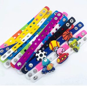 Bracelets en silicone réglables de <span class=keywords><strong>8</strong></span> pouces avec breloques en PVC amovibles, accessoires décoratifs colorés et mignons pour des fins promotionnelles - Product Image 4