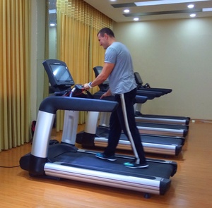 เครื่องวิ่งสายพานแบบอเมริกัน เครื่องวิ่งสายพานเชิงพาณิชย์พร้อมหน้าจอสัมผัส LCD สายพานวิ่งกว้าง - Product Image 5