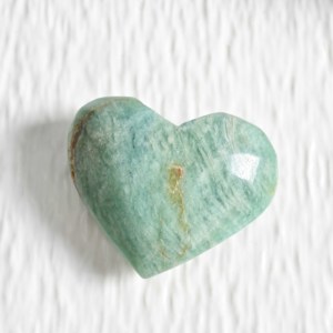 Venta al por mayor de piedras de palma talladas en forma de corazón de cristal pulido, corazón de amazonita para regalo de Feng Shui - Product Image 4