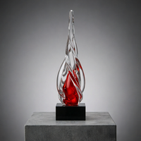 Trophée de reconnaissance en verre artistique torsadé rouge, bleu et vert, avec logo personnalisé sur mesure, cadeau d'entreprise du fabricant Noble