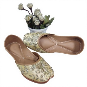 BS INTERNATIONAL Chaussures Traditionnelles Rajasthani en Cuir Véritable Tendance pour Filles – Style Marche, Confort Optimal, Écologiques, à Boucle - Product Image 4
