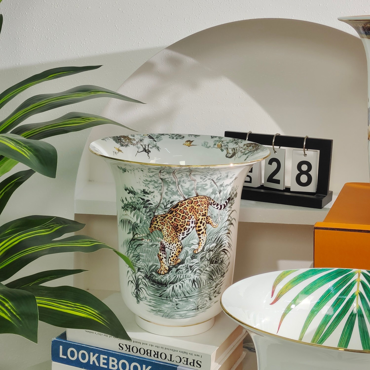 Blanc avec motif tigre.