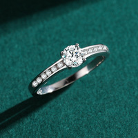 Anillo de Plata de Ley 925 con Cuatro Garras Redondas y Circonita Cúbica Simple de Silverbene