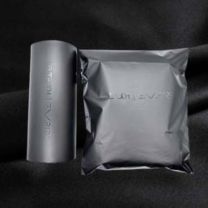 Sacs d'expédition en polyéthylène mat noir givré imprimés sur mesure avec logo pour l'emballage de vêtements et de vêtements - Product Image 6