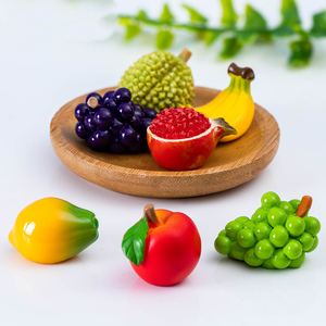 Nouveauté en gros : Ornements artisanaux miniatures réalistes en résine (fruits, légumes, litchis, fraises, poivrons) pour la décoration - Product Image 1