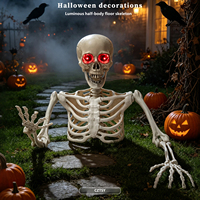 Squelette d'Halloween 2026 avec yeux lumineux, squelette demi-corps allongé au sol, accessoires de décoration pour scène de maison hantée