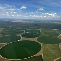 Système d'irrigation agricole à pivot central, économie d'énergie, pompe solaire diesel mobile à remorquage latéral, prix usine, moteur à engrenages