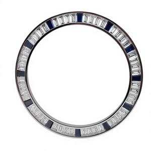 แหวนขอบหน้าปัดนาฬิกา GMT ขนาด 40 มม. ทำมือจากสแตนเลสสตีลประดับโมอิสซาไนต์ รุ่น Luxira Jewels ดีไซน์แบบร่อง ประดับด้วยพลอยสีมรกตและทับทิมทรงบาแกตต์ - Product Image 1