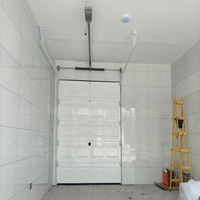 Porte de garage sectionnelle coulissante latérale moderne en aluminium blanc isolé, porte intelligente pour passage en angle, idéale pour l'élégance des villas de luxe