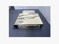 Table basse gigogne luxueuse en marbre, alliant tons bois et métal, pour une texture moderne et haut de gamme, idéale pour les maisons de prestige.