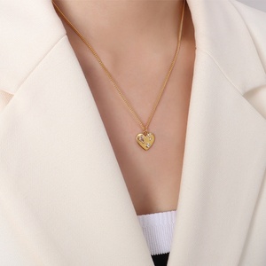 Juego de Joyería de Acero Inoxidable Chapado en Oro de 18K de Alta Calidad para Mujer, Aretes de Aro con Circonita Cúbica en Forma de Corazón y Perla, para Bodas y Fiestas - Product Image 6