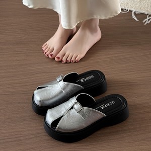 Tendances de la mode estivale : sandales à bout ouvert pour femmes, polyvalentes avec un design à lanières et une jupe résistante. - Product Image 2