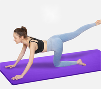 Tapis de yoga NBR de couleur personnalisée, pliable et écologique, imprimé de marque de distributeur de 10mm d'épaisseur, avec sangle, vente en gros