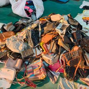 Sacs à main d'<span class=keywords><strong>occasion</strong></span> pour femmes, vente en gros, modèles variés, sacs en stock, sacs en balles, sacs de marque de seconde main - Product Image 1