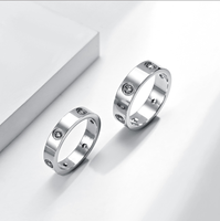 Hochglanzpolierter Schlichter Edelstahl 316L Hochwertiger Paarring mit Zirkonia-Steinen 18K Gold Ring für Verlobung Modische Ringe