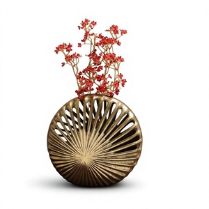 Jarrón de bronce moderno con diseño de abanico, hecho a mano para decoración de interiores. - Product Image 1