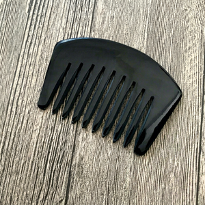 Peigne à cheveux artisanal en corne naturelle écologique à dents fines, peigne de toilettage de poche moderne et luxueux pour hommes et femmes - Product Image 1
