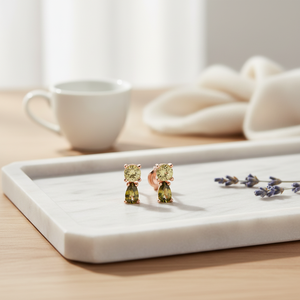 Boucles d'oreilles clous minimalistes en argent sterling 925 plaqué or avec serti clos et pierre péridot, pour femme, idéales pour les occasions festives - Product Image 3