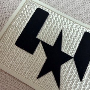 Écusson personnalisé 3D en relief pour vêtements, étiquettes thermocollantes, design tendance pour vêtements - Product Image 2