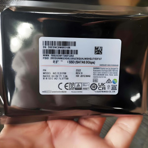 SSD interne d'entreprise haute performance 1,92 To U.2 MZQL21T9HCJR-00A07 Série PM9A3 NVMe 2,5 pouces 4.0 PCIe pour serveur, lecture 550 Mo/s - Product Image 1