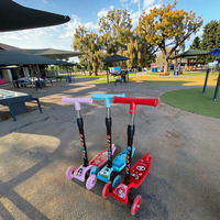 Trottinette Bébé Pliable à Trois Roues « Smart » Style Moderne pour Enfants, en Plastique Coloré, Utilisation Extérieure – Vente en Gros
