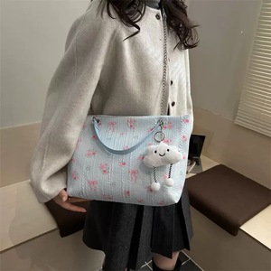 Nouveau <span class=keywords><strong>Sac</strong></span> Fourre-tout Femme 2026 Élégant Grande Capacité à Bandoulière avec Motif Nœud Papillon et Pendentif Nuage – Collection Designer - Product Image 3