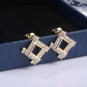 Orecchini di Lusso con Cristalli Geometrici in Oro Giallo con Incastonatura a Canale per Uso Quotidiano Femminile - Product Image 6