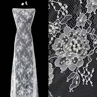 Tissu de dentelle en tulle à cils brodé floral en grappe, orné de perles tubulaires et de perles à la main, ajouré, pour robe de mariée et de soirée