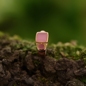 แหวนแฟชั่นชุบทอง PVD สแตนเลสสตีล 316L ประดับพลอยสีชมพูทรงสี่เหลี่ยม ปรับขนาดได้ - Product Image 3