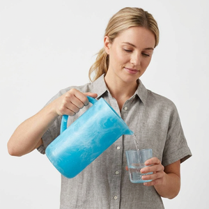 Carafe à eau en résine bleue écologique avec un design minimaliste durable pour les fêtes, pour le vin et les boissons - Product Image 1