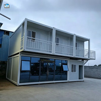 Maison modulaire blanche avec portes en verre, résidence luxueuse en conteneur à deux étages, maison préfabriquée