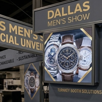 Stand d'exposition modulaire rétroéclairé 10x20 en ligne avec affichage LED SEG et espace de rangement pour la showroom masculine de Dallas