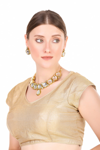 Parure de mariée en laiton d'inspiration luxueuse, collier, boucles d'oreilles, Maang Tikka, zircon, détails perlés traditionnels, pour mariage, fiançailles et soirées - Product Image 5
