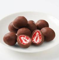 Vente flash : sandwich aux fraises entières, chocolat en couches, bonbons, friandises, boule de chocolat, fraises lyophilisées au chocolat