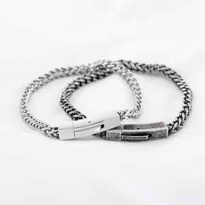 สร้อยข้อมือโซ่เหล็กไทเทเนียมสี่เหลี่ยม 4 มม. สีเงินโบราณ ดีไซน์เรขาคณิตสำหรับทุกเพศ เครื่องประดับแฟชั่น - Product Image 1