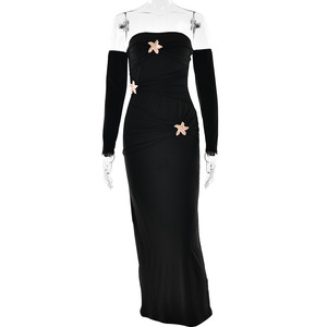 Vestido largo rojo ajustado con hombros descubiertos y adornos para la noche - Product Image 5
