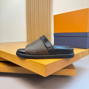 Nouvelles pantoufles de luxe modèle 2026 avec impression de lettres, sandales de skateboard pour l'été, sandales décontractées en cuir - Product Image 1