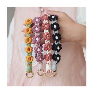 Porte-clés en macramé coloré tressé avec pompon, accessoires artisanaux faits à la main, porte-clés en coton bohème, porte-clés en macramé pour poignet - Product Image 2